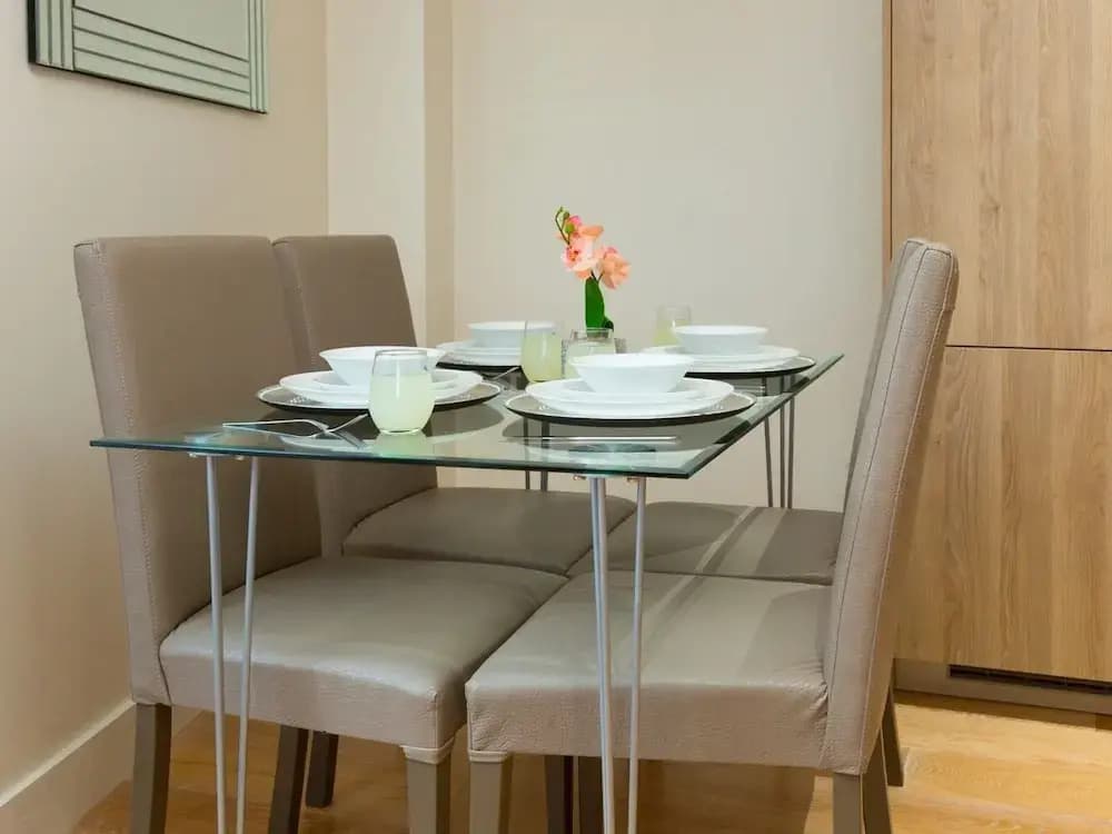 Central Tower Bridge Apartment - photo 13