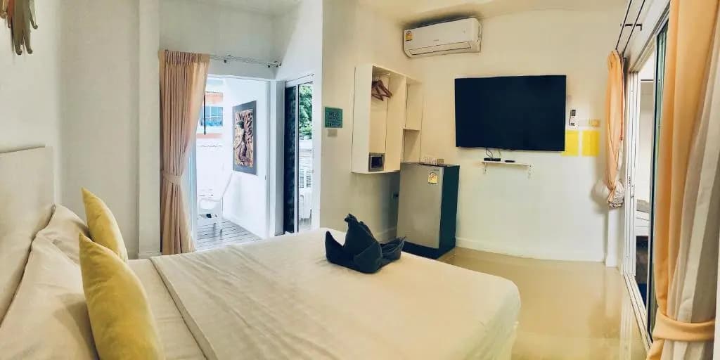 Koh Larn White House - main photo