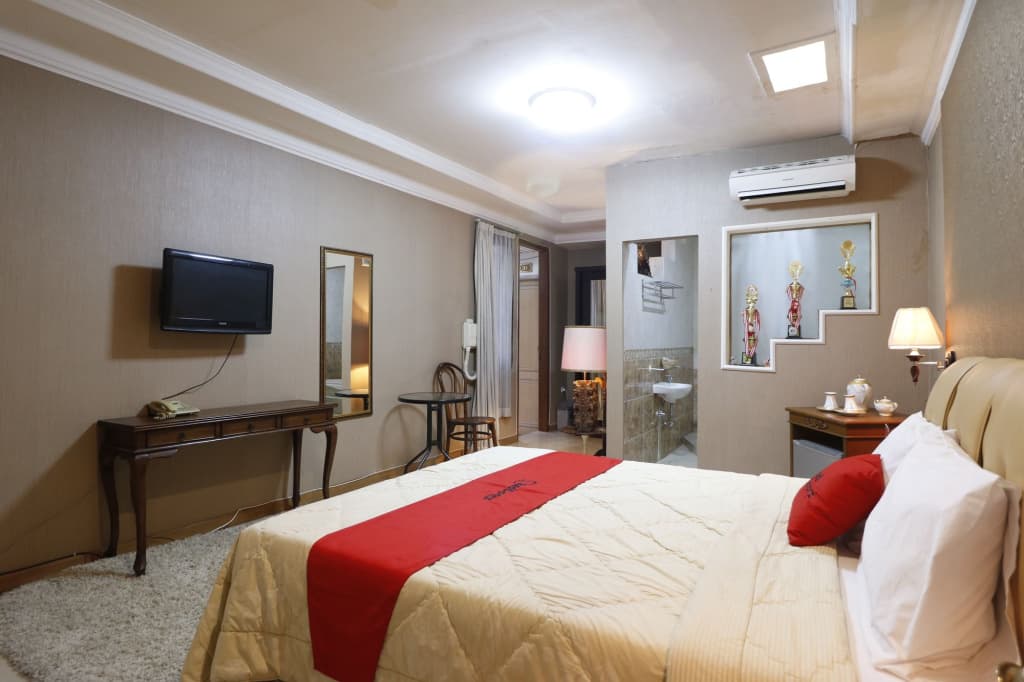 RedDoorz Plus @ Jalan Dharmawangsa - photo 8
