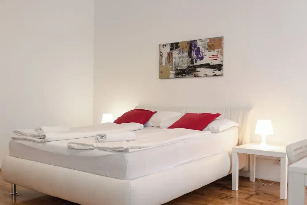 Welcoming 3BR Apt Steps From Belvedere - photo 2