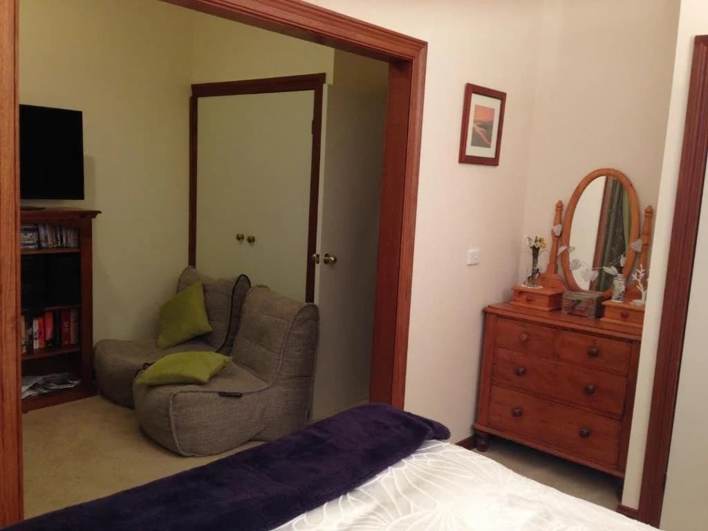 Mornington Cherry Blossom Bedsit - photo 1