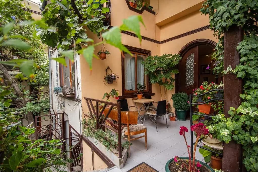 Lia's Guest House - photo 17
