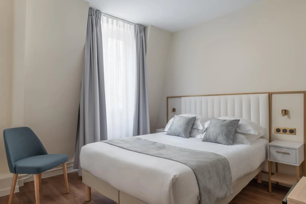 Hôtel Des Deux Avenues - photo 37