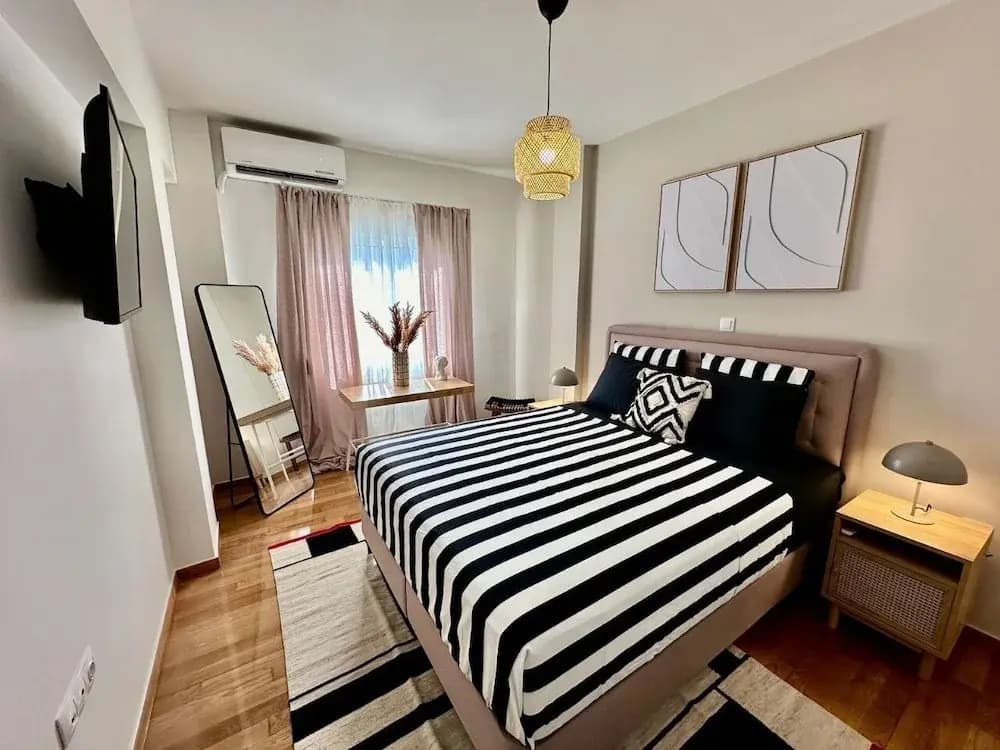 O&O GROUP -Classy Urban Haven Near Psyri - photo 1