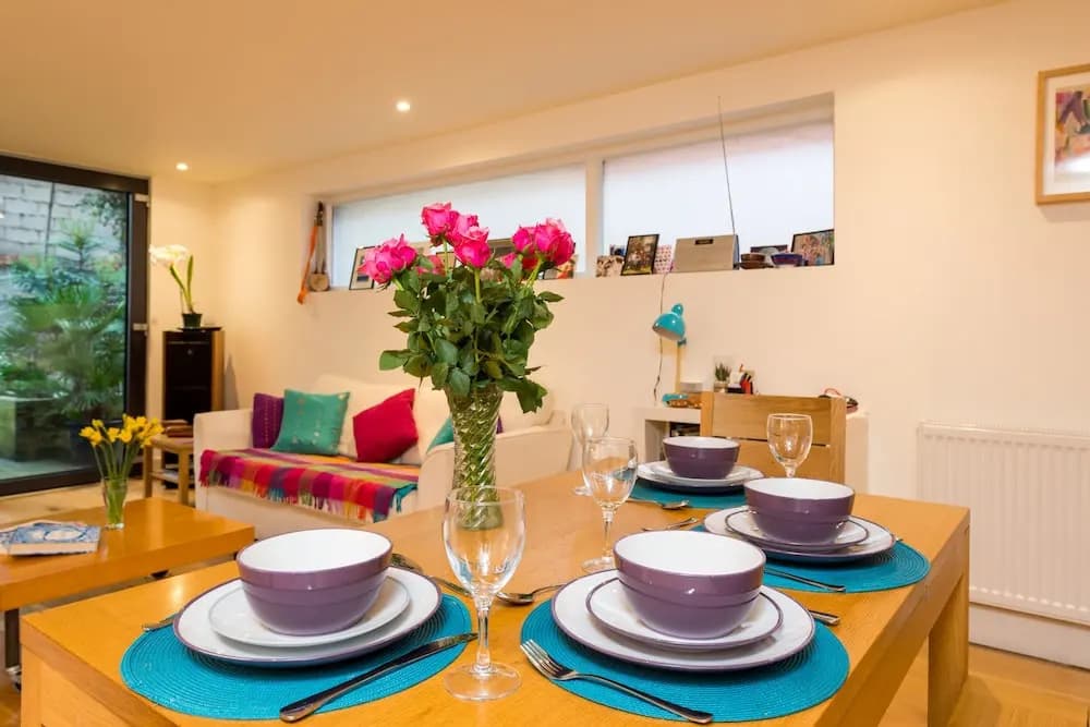 Charming Hackney Apartment with Garden - photo 15