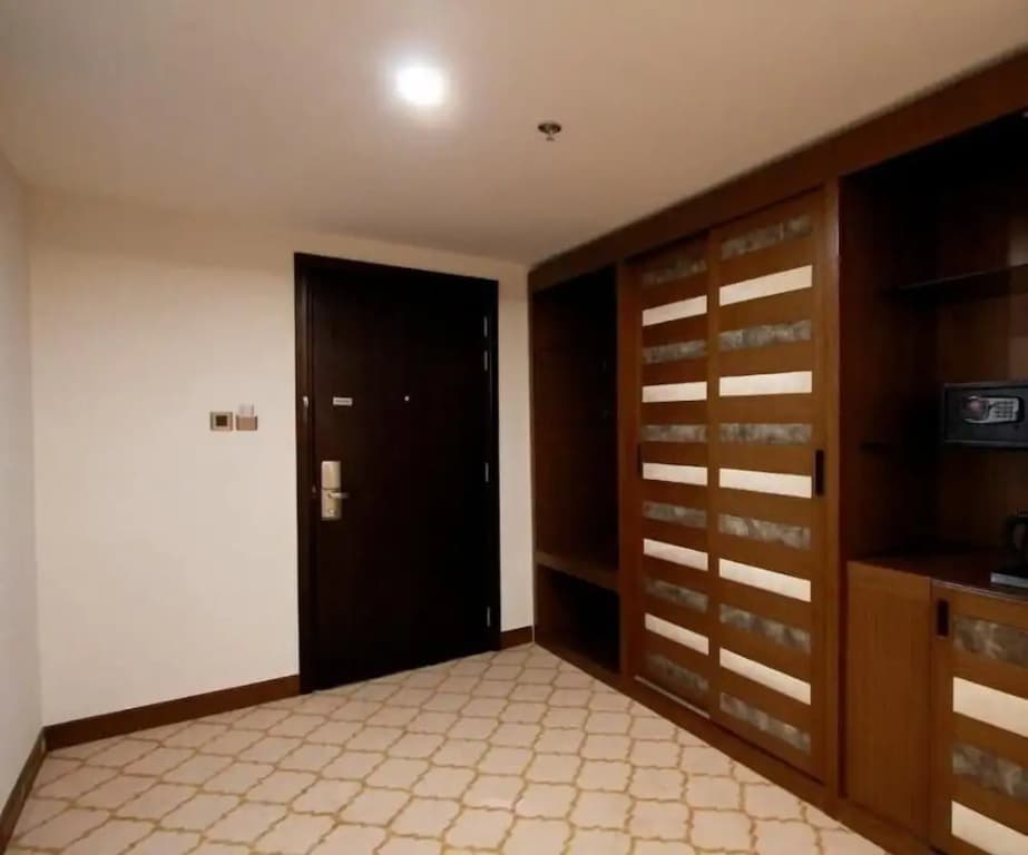 Royal Crown Hotel - photo 3