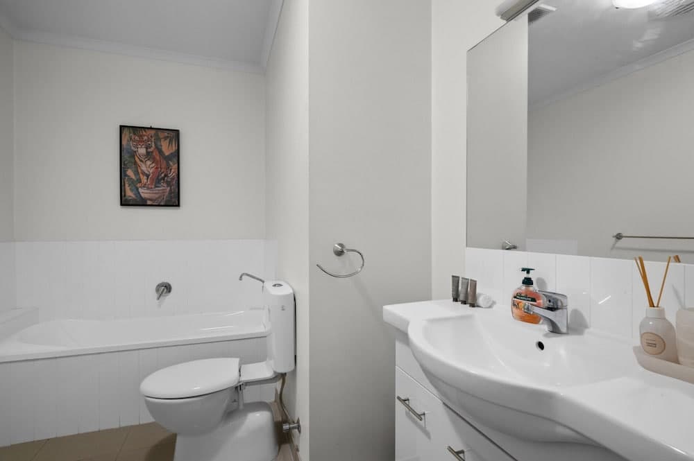 Spacious 3-bed Townhouse in Coburg - photo 11