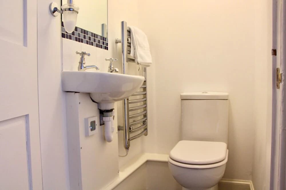 Large 3 Bedroom Apartment in Canonmills - photo 8