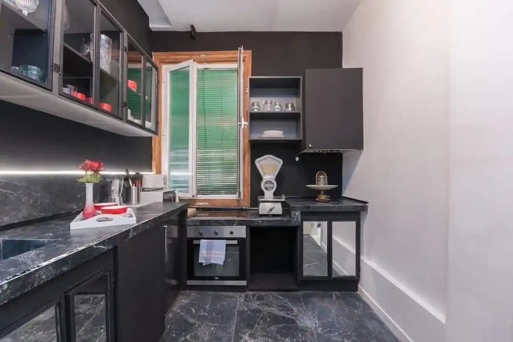 Spacious Designer Two Bed Apartment in Malasaña - photo 12