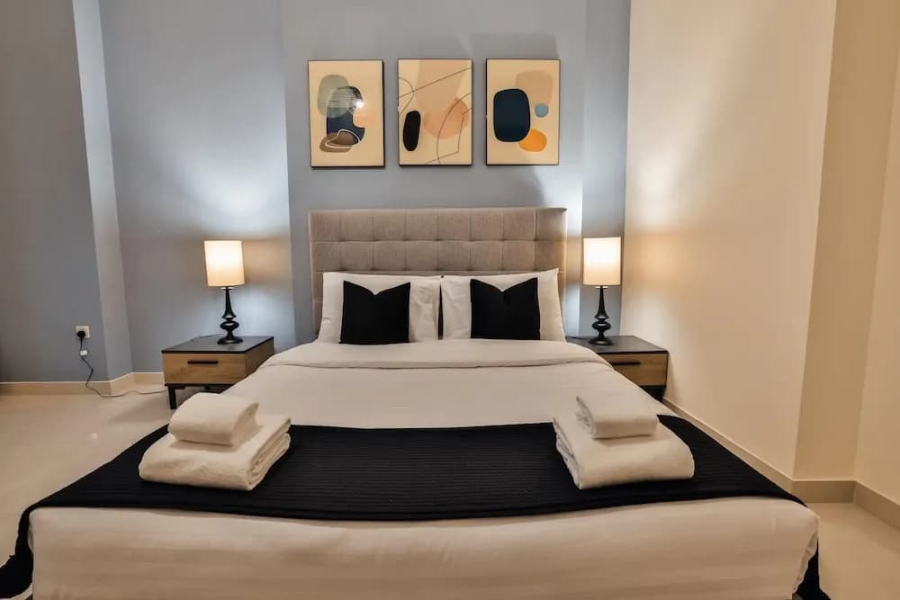 Luxe 1Bed Apt - Balcony & View - photo 4