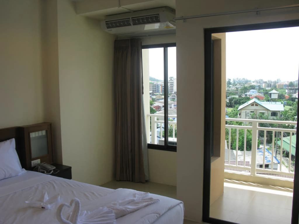 Lucky Patong Hotel - photo 2