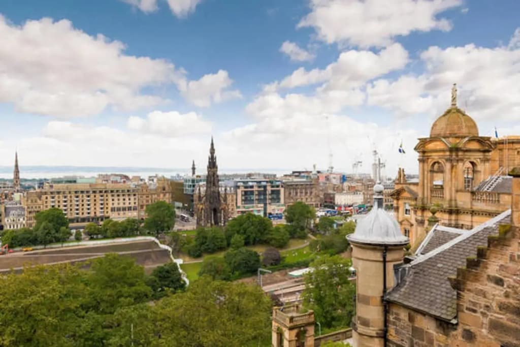 Sumptuous 2BR Apt Next To Edinburgh Castle! - photo 1