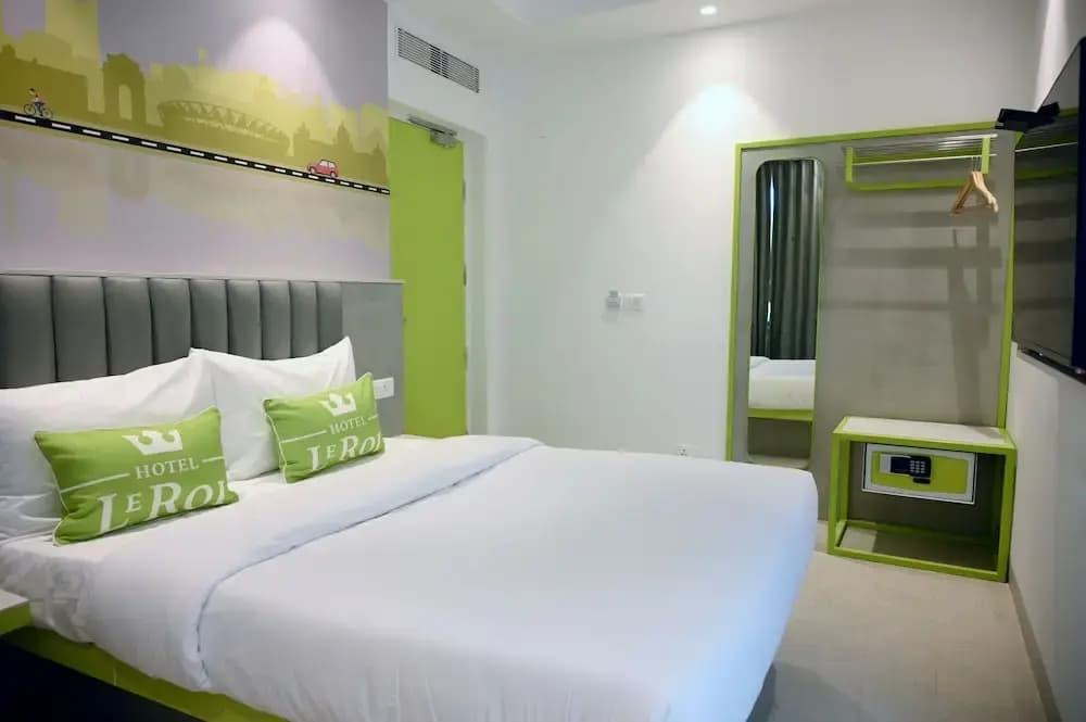 Hotel Le Roi Express Karol Bagh - photo 21