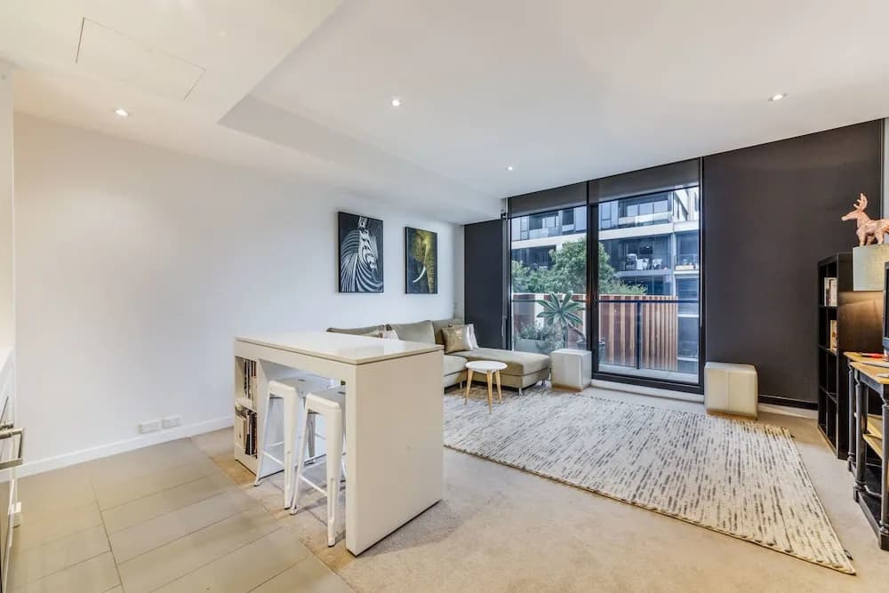 Elegant 1 bed 1 Bath Apartment, Free Parking - photo 5
