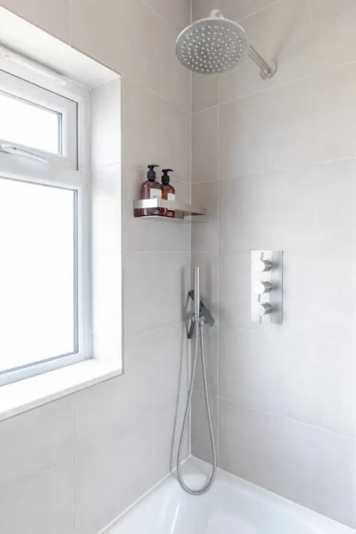 Sleek Scandi-inspired 2BD Flat, Fulham - photo 27