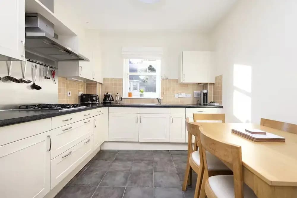 Modern Flat with Free Parking - photo 12