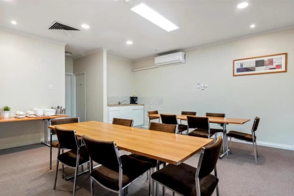 Knox International Hotel & Apartments - photo 15