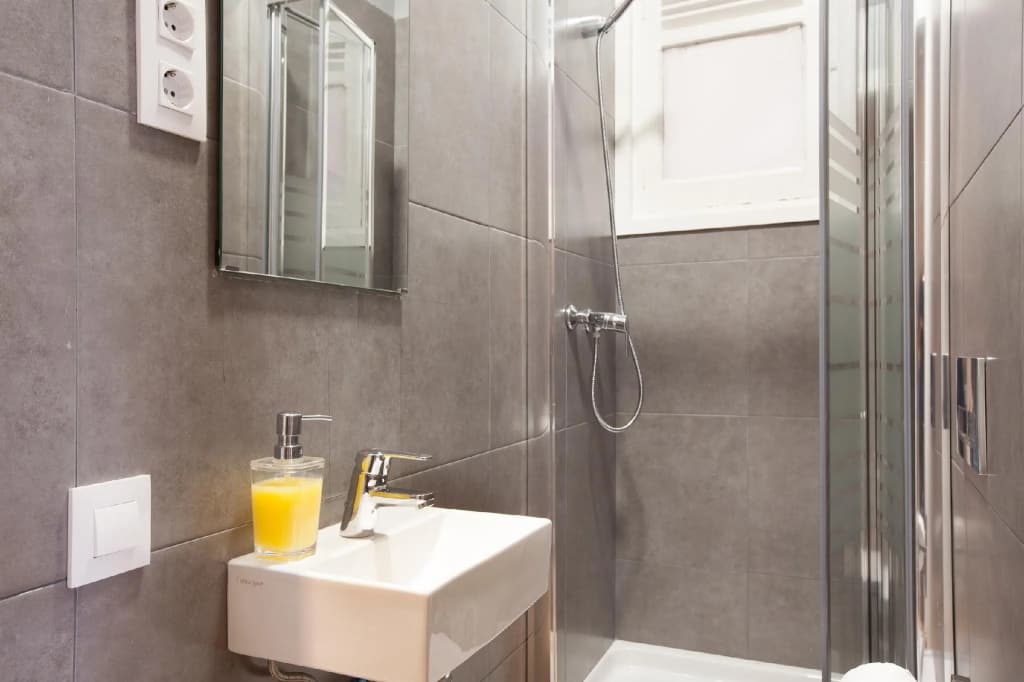 SOFIA 4 · Sofía's Gallery & Bath · Well Priced 6 Pax Spacious Home in Eixample - photo 8
