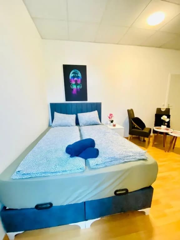 Stylish Shared 3-Bedroom Stay Near City - photo 7