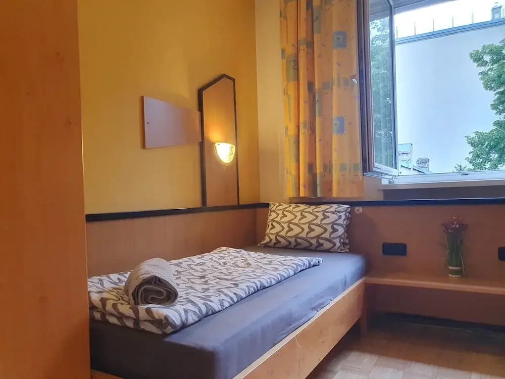 Affordable Central Rooms Near U3 - photo 3