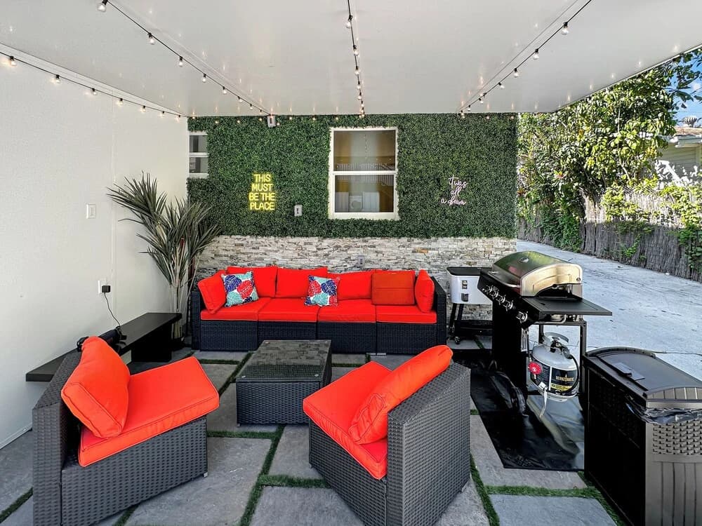 4 to 14 Guests 2 Kitchens Deco Retreat BBQ Patio - photo 11