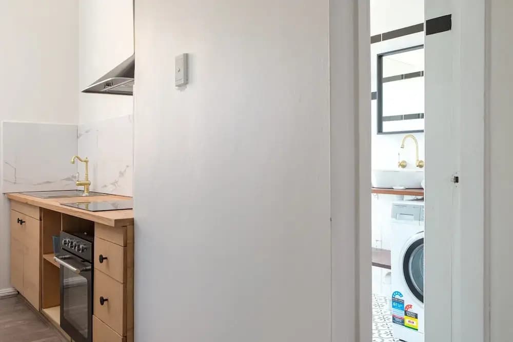 Central 2-bed Apartment With Private Parking - photo 7