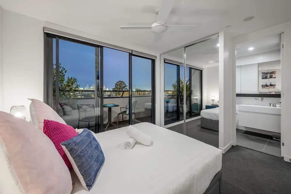 StayCentral - East Brunswick Penthouse with Study - photo 3