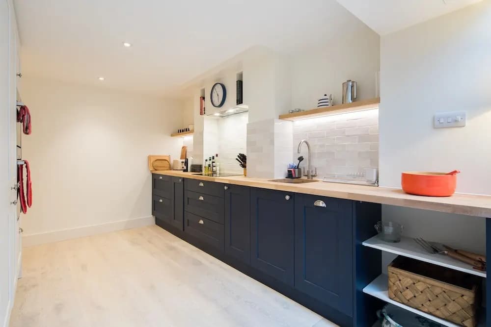 Quiet Classical/modern Designer Garden Flat - photo 16