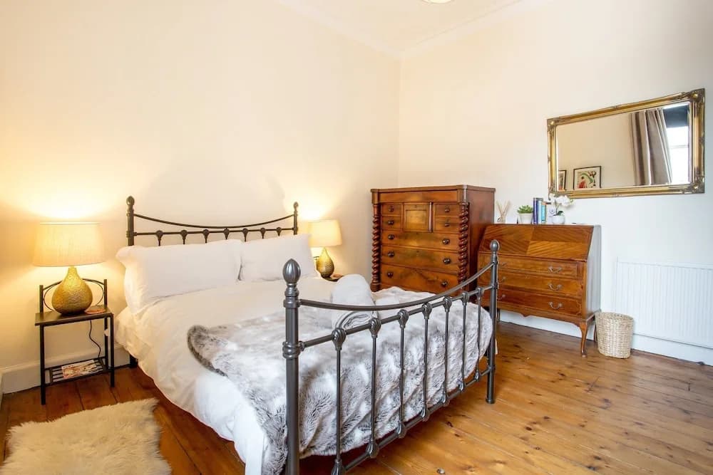 2 Bedroom Flat in Edinburgh - photo 3