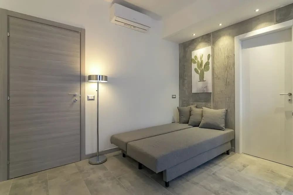 Modern Studio with Balcony in Milan - photo 2