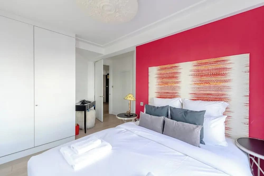 Sleek & Stylish 1BD Flat w/ Balcony - Kings Road - photo 3