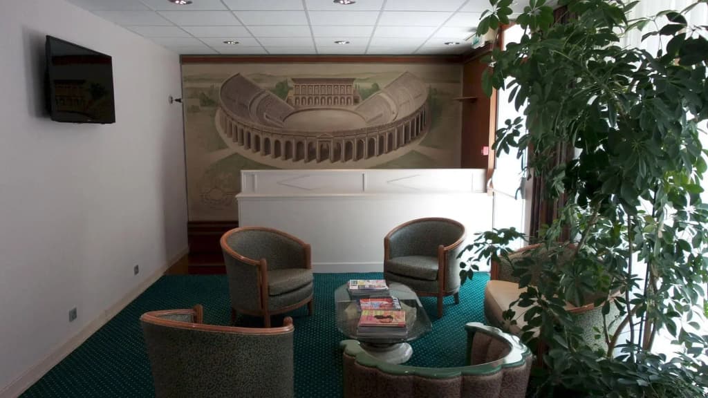 Hôtel Des Arènes - photo 2