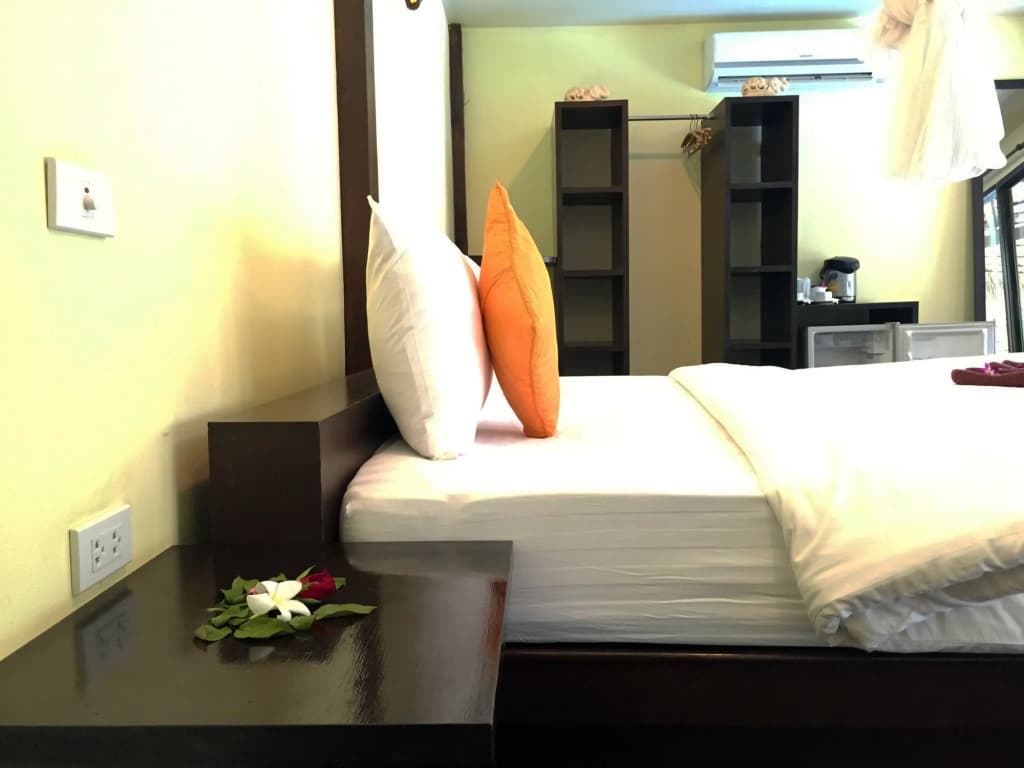 Long Beach Chalet Hotel - photo 4