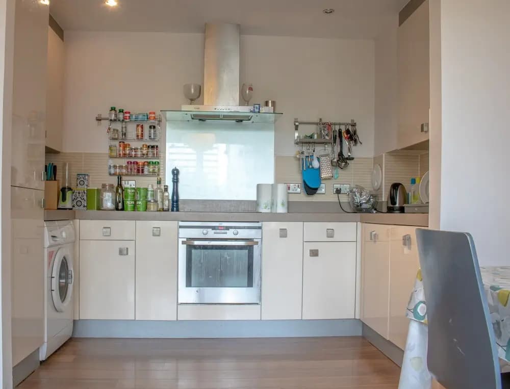 2 Bedroom 2 Bathroom Flat - photo 11