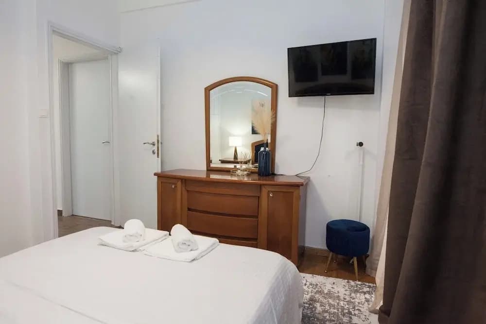 Stylish Renovated 2 Bd Apt in Exarcheia - photo 3