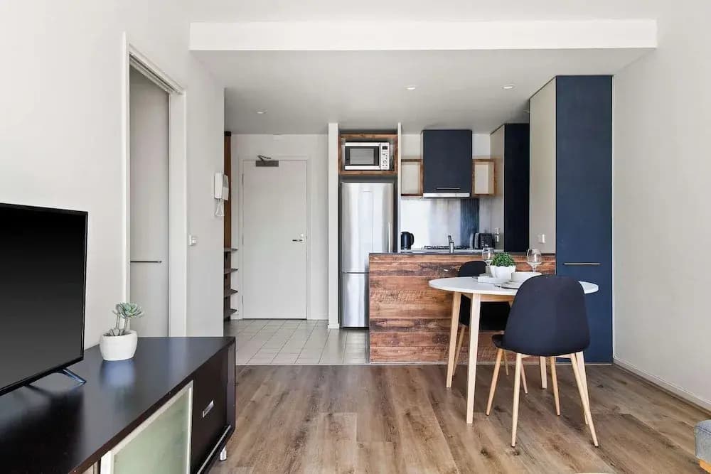 Stylish 2BR Apt Steps From Vic Market With Parking - photo 7
