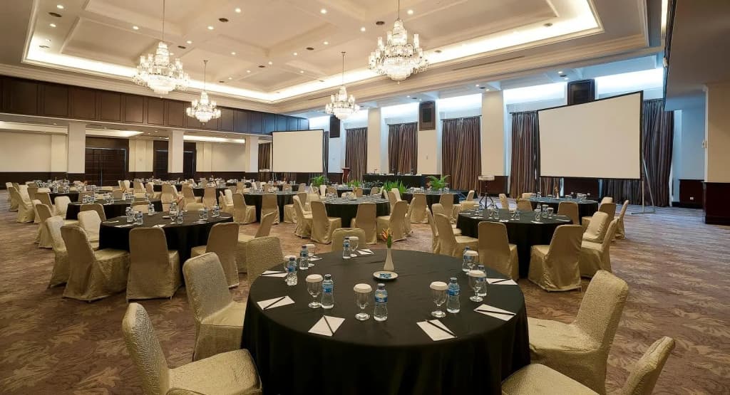 Royal Kuningan Hotel - photo 20