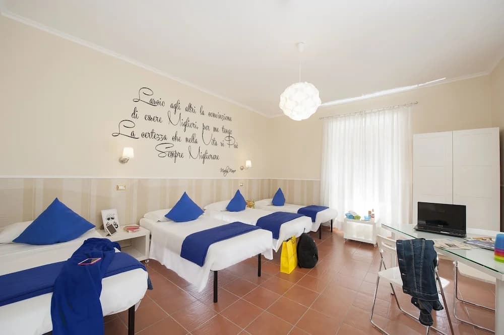 Des Artistes Budget Rooms - photo 7