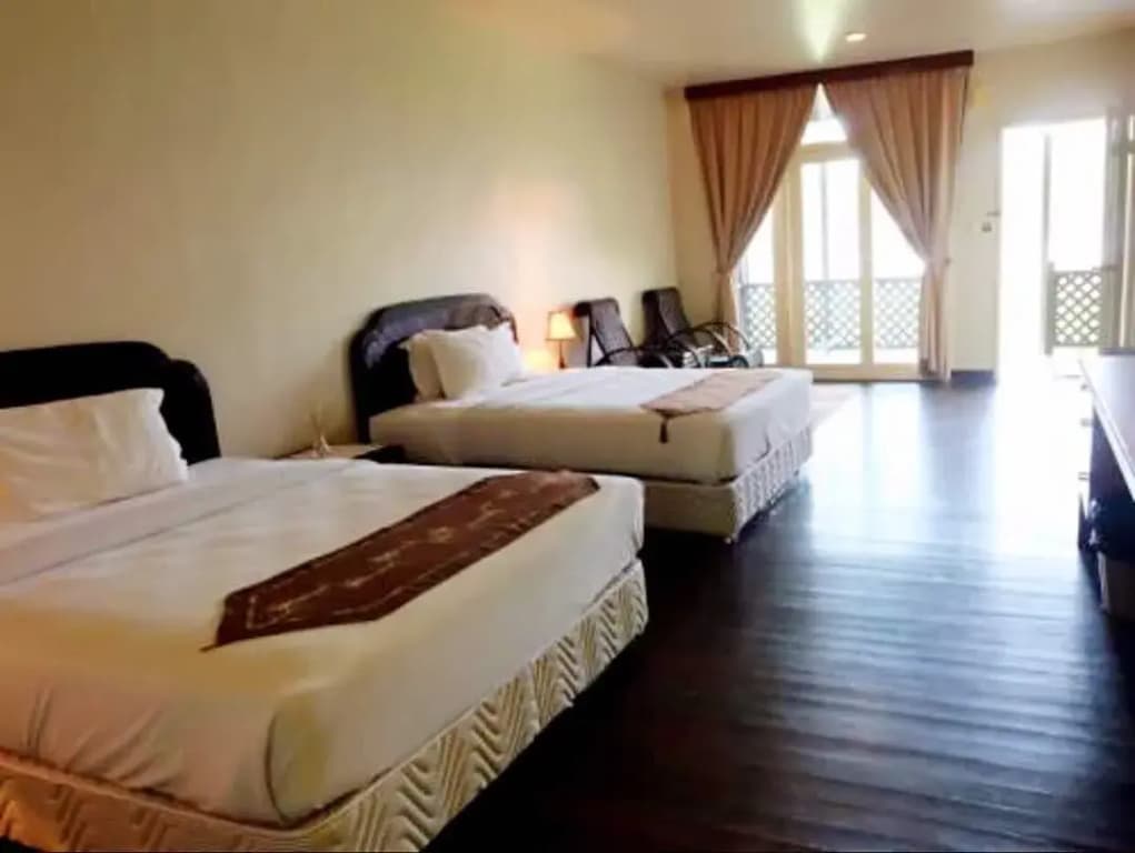 Western Beach Resort - photo 8