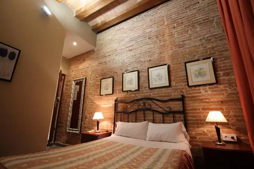 Hostal Orleans - photo 37