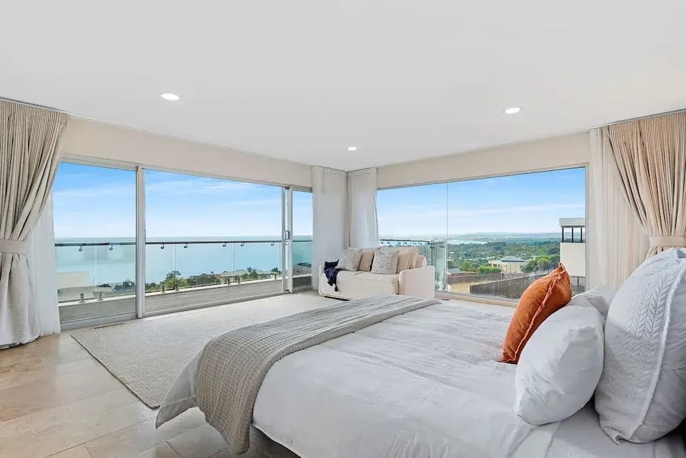 Cliffside Castle With Bay And City Views - photo 3