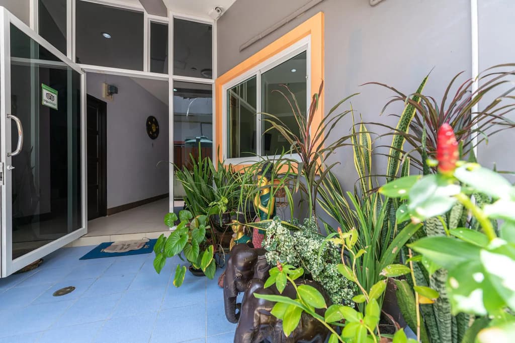 Baan Yuyen Karon Guesthouse - photo 12