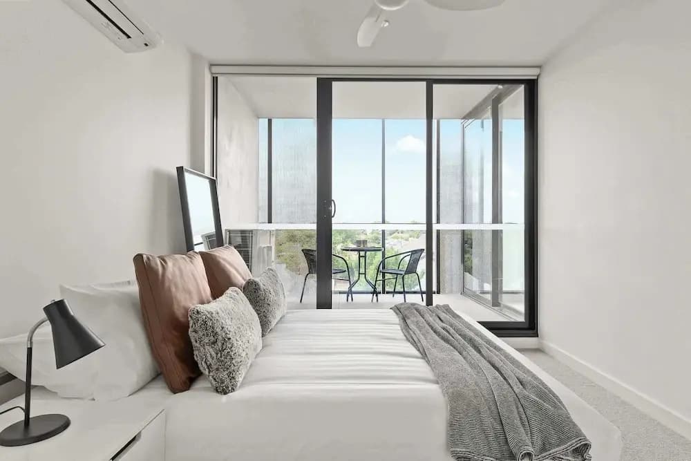 Central Oakleigh 2BR Apartment w Parking - photo 3