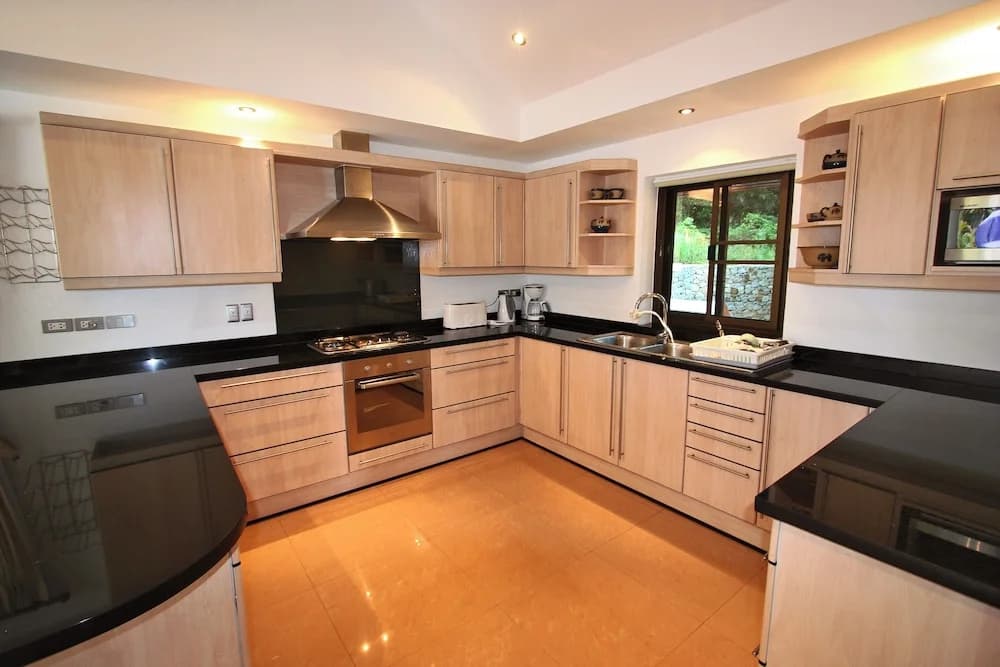 Luxury Four Bed Villa Jasmine, Infinity Pool, Full Staff , Chef and Breakfasts - photo 20
