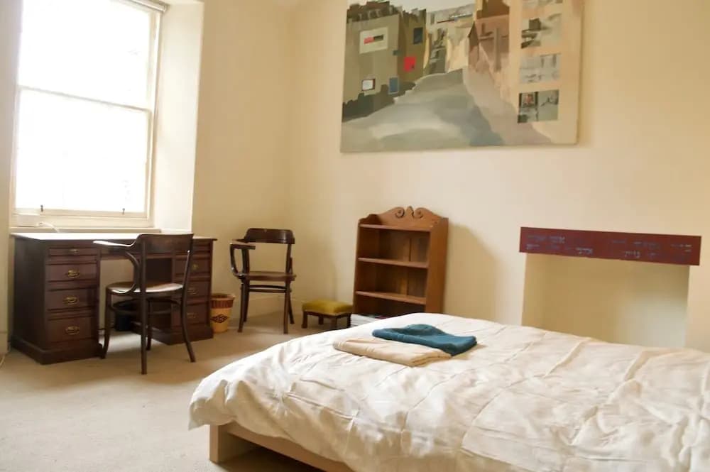 Central 3 Bedroom Flat - photo 3