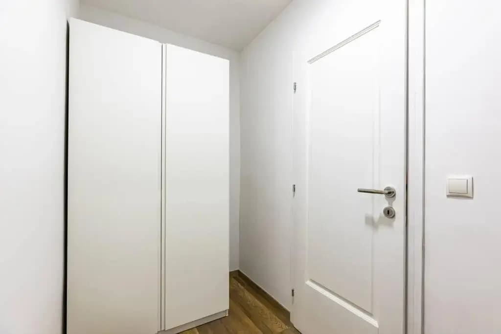 Modern apartment next to subway station - photo 10