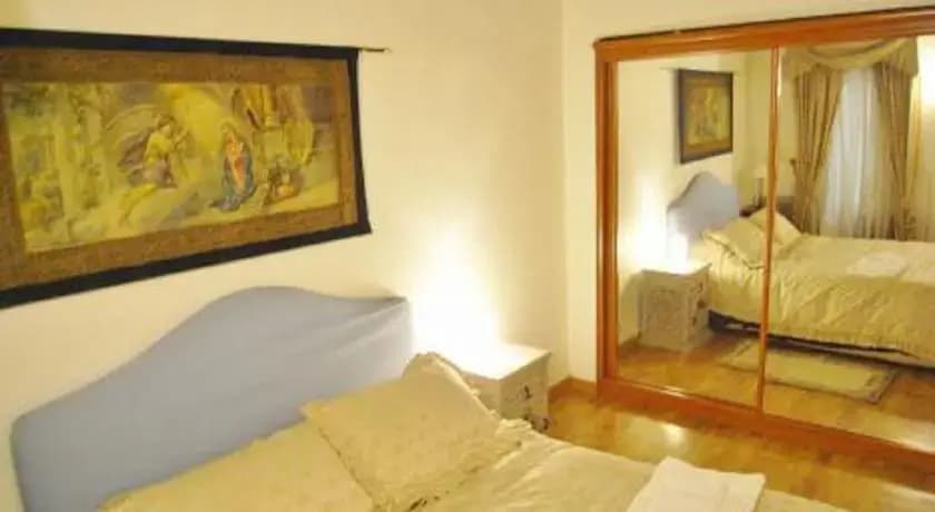 One-Bedroom Apartment Downtown - photo 1