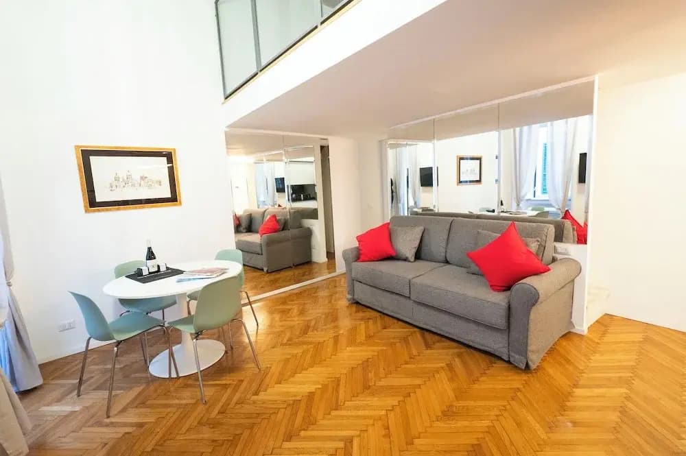 Spanish Steps Romantic Nest With Balcony - photo 17