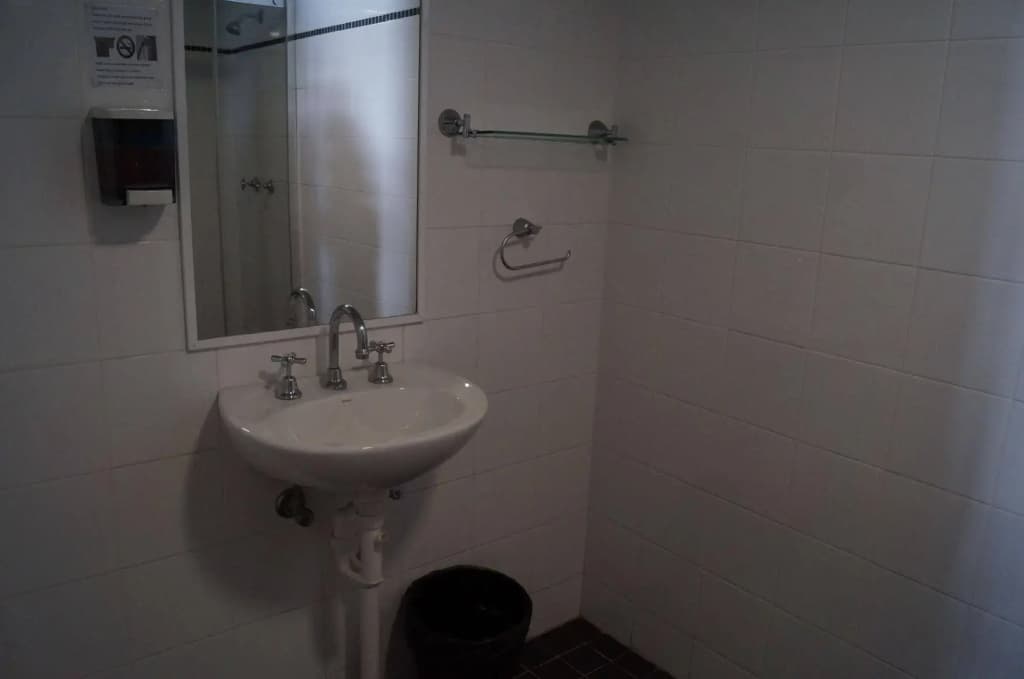 Big Backpackers Hostel - photo 10