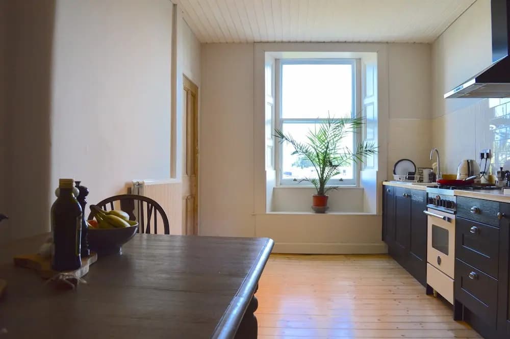 2 Bedroom Flat With Views of Holyrood - photo 16